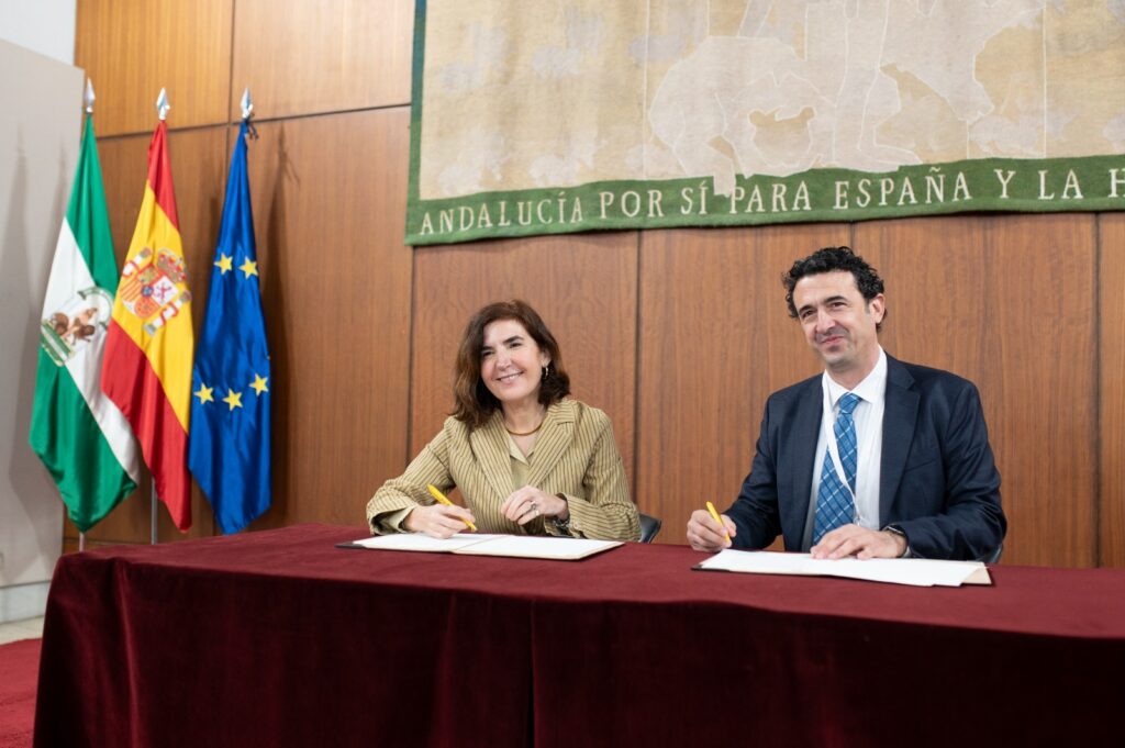 Rocío Blanco y Rafael Cía firman el Protocolo General de Colaboración en el Parlamento de Andalucía