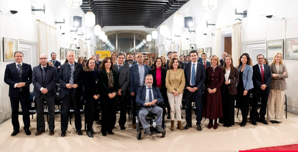 Representantes de instituciones y empresas andaluzas posan en el Parlamento de Andalucía tras la firma del Protocolo de colaboración